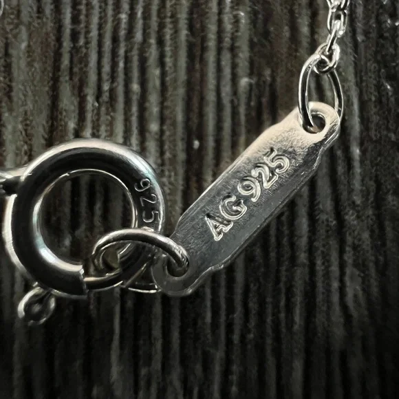Matte daisy‎ necklace